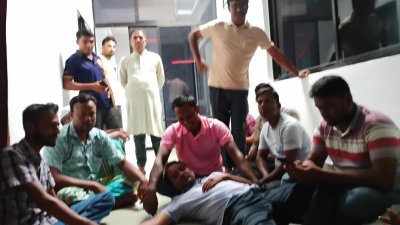 আওয়ামী লীগ নেতার বাড়িতে অনশন