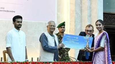 প্রধান উপদেষ্টার কাছ থেকে ইয়ুথ ভলান্টিয়ার অ্যাওয়ার্ড নিচ্ছেন আফঈদা।