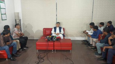 নিজের বাসায় সাংবাদিকদের সঙ্গে কথা বলছেন সালাহ উদ্দিন আহমদ