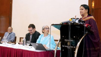 বক্তব্য রাখছেন পরিবেশ, বন ও জলবায়ু পরিবর্তন মন্ত্রণালয়ের উপদেষ্টা সৈয়দা রিজওয়ানা হাসান