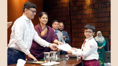 অনুষ্ঠানে বিশ্ব ওজোন দিবস উপলক্ষে আয়োজিত চিত্রাঙ্কণ প্রতিযোগিতার বিজয়ীদের মাঝে পুরস্কার বিতরণ করছেন পরিবেশ উপদেষ্টা