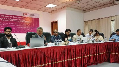 Doggy uslubidagi katta ayol eshaklar, yalangoch fotosuratlar Oriq travestilar chiroyli