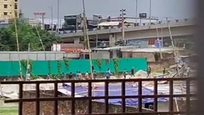 প্রায় ৪০–৫০ জন হেলমেট পরিহিত লোক হঠাৎ হামলা চালায়/বাংলা ট্রিবিউন