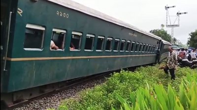লালমনিরহাটগামী পদ্মরাগ এক্সপ্রেস ট্রেনের ৬টি বগি লাইনচ্যুত হয়েছে
