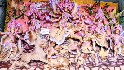 পাট দিয়ে গড়া প্রতিমা দর্শনার্থীদের নজর কেড়েছে