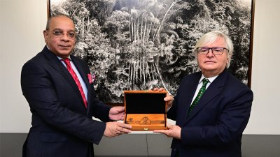 ব্রাজিলের জাতীয় হাইকোর্টের প্রধান বিচারপতি এন্টেনিও হারম্যান বেঞ্জামিনের সঙ্গে প্রধান বিচারপতি ড. সৈয়দ রেফাত আহমেদ