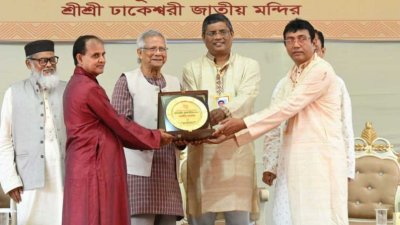 প্রধান উপদেষ্টার হাতে শুভেচ্ছা স্মারক তুলে দেন পূজা উদযাপন কমিটির নেতৃবৃন্দ