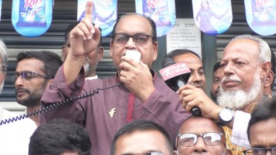 মঙ্গলবার দুপুরে চুয়াডাঙ্গা সদরের মোমিনপুর ইউনিয়নে বিএনপির পথসভায় বক্তব্য রাখেন দলের ভাইস চেয়ারম্যান শামসুজ্জামান দুদু