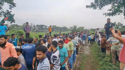 বিদ্যুৎ বিতরণকারী প্রতিষ্ঠান নেসকোতে ডিপ্লোমা প্রকৌশলীদের হেনস্তা এবং তাদের আন্দোলনের অযৌক্তিক তিন দফা দাবির প্রতিবাদে সড়ক ও রেলপথ অবরোধ করে বিক্ষোভ করেছেন ডিপ্লোমা প্রকৌশলীরা