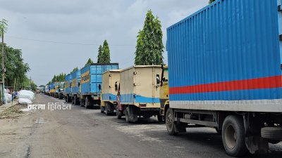যানবাহন পারাপারে মারাত্মক বিঘ্ন ঘটছে এবং সৃষ্টি হয়েছে দীর্ঘ যানজট
