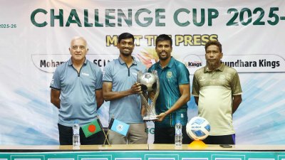 সংবাদ সম্মেলনে দুই দলের কোচ ও অধিনায়ক।