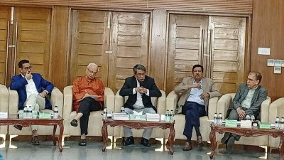বেলা সাড়ে ১১টায় রাজধানীর ফরেন সার্ভিস একাডেমিতে এই বৈঠক শুরু হয়