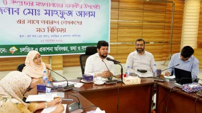 মতবিনিময় সভায় বক্তব্য রাখছেন তথ্য ও সম্প্রচার উপদেষ্টা মাহফুজ আলম