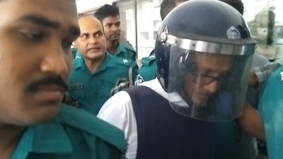 পুলিশ প্রহরায় আদালতে এনায়েত করিম চৌধুরী