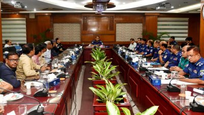 দুর্গাপূজা উপলক্ষে আইনশৃঙ্খলা ও নিরাপত্তা সংক্রান্ত সভায় বক্তব্য রাখছেন আইজিপি