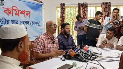 দুপুর সাড়ে ১২টার দিকে এ সিদ্ধান্ত জানান চাকসু নির্বাচনের প্রধান নির্বাচন কমিশনার অধ্যাপক ড. মনির উদ্দিন