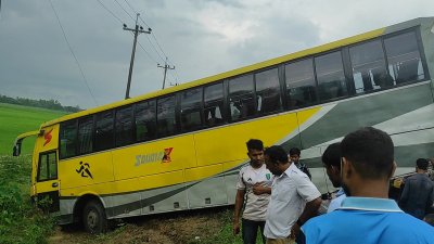 এ সময় সৌদিয়া পরিবহনের বাসটি পাশের খাদে পড়ে যায়