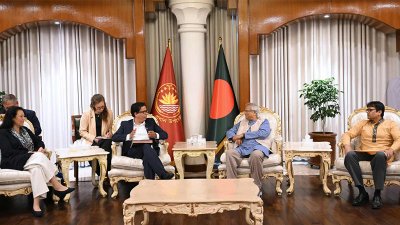 ইউরোপীয় পার্লামেন্টের সদস্যদের প্রতিনিধি দলের সঙ্গে বৈঠকে প্রধান উপদেষ্টা ড. মুহাম্মদ ইউনূস