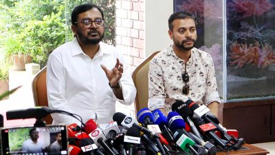 কথা বলছেন মজিবুর রহমান মঞ্জু