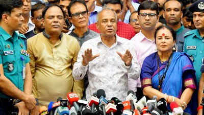 কথা বলছেন স্বরাষ্ট্র উপদেষ্টা মো. জাহাঙ্গীর আলম চৌধুরী