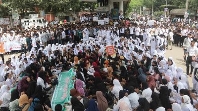 শিক্ষার্থীদের সাতরাস্তা মোড় অবরোধ (নাসিরুল ইসলাম)