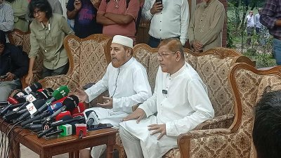কথা বলছেন ড. এইচ এম হামিদুর রহমান আযাদ
