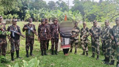 প্রেমের টানে বাংলাদেশে এসে ছয় মাস পর জয়পুরহাটের পাঁচবিবি উপজেলার কয়ার ভুইডোবা সীমান্ত দিয়ে নিজ দেশে ফিরলেন ভারতের এক নারী