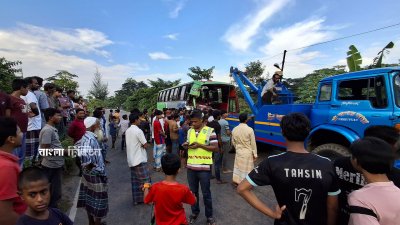 নোয়াখালীর সোনাইমুড়ী উপজেলায় দ্রুতগতিতে এসে একটি বাসকে ওভারটেক করতে গিয়ে দাঁড়িয়ে থাকা ট্রাকে ধাক্কায় এক বাসচালক নিহত