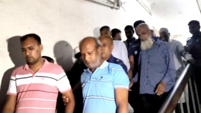 আদালত প্রাঙ্গণে আসামিরা