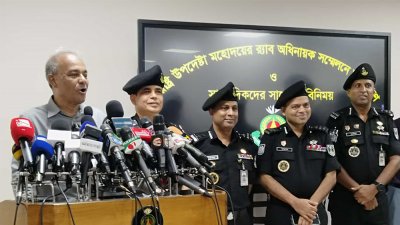 সাংবাদিকদের সঙ্গে কথা বলছেন স্বরাষ্ট্র উপদেষ্টা