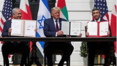 নেতানিয়াহু ও ট্রাম্পের সঙ্গে ইউএই পররাষ্ট্রমন্ত্রী আবদুল্লাহ বিন জায়েদ স্বাক্ষরিত চুক্তির কপি।হোয়াইট হাউজে আব্রাহাম অ্যাকর্ডস স্বাক্ষর অনুষ্ঠানে অংশ নিয়েছিলেন তারা। ছবি: রয়টার্স।