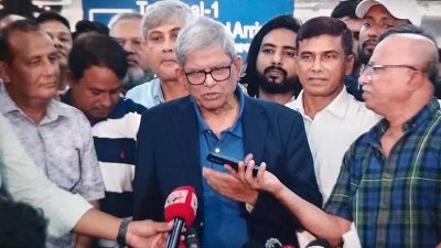 সাংবাদিকদের সঙ্গে কথা বলছেন মির্জা ফখরুল ইসলাম আলমগীর
