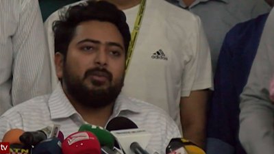 সাংবাদিকদের সঙ্গে কথা বলছেন নাহিদ ইসলাম