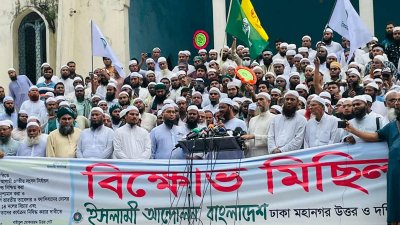 জোহরের নামাজের পর বায়তুল মোকাররম মসজিদের উত্তর গেটে গণসমাবেশ করে চরমোনাই পীরের দল ইসলামী আন্দোলন বাংলাদেশ/বাংলা ট্রিবিউন