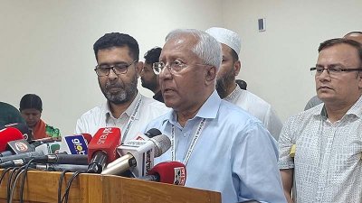 কথা বলছেন আখতার আহমেদ