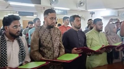 জাহাঙ্গীরনগর বিশ্ববিদ্যালয়ের (জাবি) কেন্দ্রীয় ছাত্র সংসদ (জাকসু) ও হল সংসদে নবনির্বাচিত নেতৃবৃন্দ শপথ গ্রহণ করেছেন