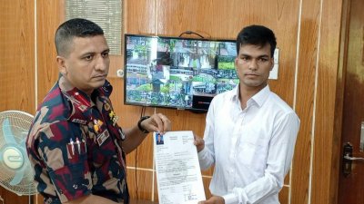 বিজিবি অধিনায়কের কাছে নিয়োগপত্র নিচ্ছেন আরফান