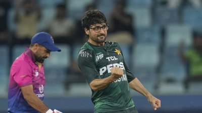 উইকেট নিয়ে আবরার আহমেদের উদযাপন।