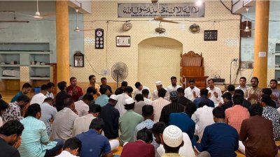 বিশ্ববিদ্যালয়ের কেন্দ্রীয় মসজিদে দোয়া মাহফিলের আয়োজন করা হয়