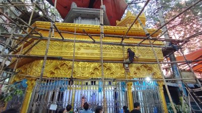 পুরান ঢাকার শ্রী শ্রী রক্ষা কালীমাতা মন্দিরের আশপাশে চলছে দুর্গাপূজার সার্বিক প্রস্তুতির কাজ/বাংলা ট্রিবিউন