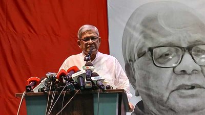 কথা বলছেন মির্জা ফখরুল ইসলাম আলমগীর