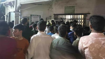 রাত পৌনে ১০টার দিকে হাসপাতালের জরুরি বিভাগের সামনে মারামারির ঘটনা ঘটে/বাংলা ট্রিবিউন