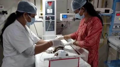 হাসপাতালে নিবিড় পরিচর্যা কেন্দ্রে ভর্তি রয়েছে শিশুটি। ছবি: বিবিসি
