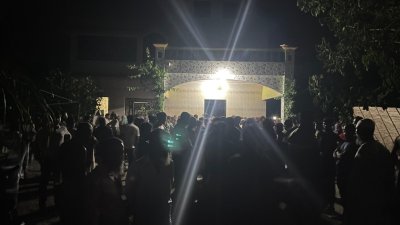 স্থানীয়দের ভিড়