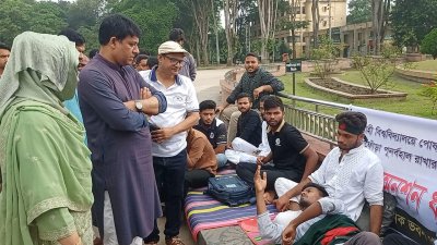 অনশনকারীদের সঙ্গে কথা বলছেন প্রক্টর ও ছাত্র উপদেষ্টা