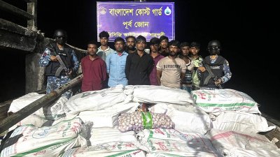 বিপুল পরিমাণ খাদ্যসামগ্রীসহ আটক ১০ পাচারকারী