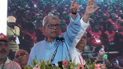 কিশোরগঞ্জ জেলার পুরোনো স্টেডিয়ামে জেলা বিএনপির ত্রিবার্ষিক সম্মেলনে বক্তব্য দেন দলটির মহাসচিব মির্জা ফখরুল ইসলাম আলমগীর