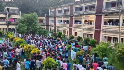 রাজশাহী বিশ্ববিদ্যালয়ে পোষ্য কোটা বহালের প্রতিবাদে আন্দোলনরত শিক্ষার্থীদের সঙ্গে শিক্ষক-কর্মকর্তা ও কর্মচারীদের হাতাহাতি ও ধস্তাধস্তির ঘটনা ঘটেছে