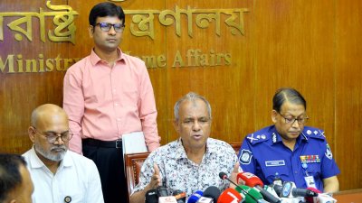 আইনশৃঙ্খলা সংক্রান্ত উপদেষ্টা কমিটির সভায় বক্তব্য রাখছেন স্বরাষ্ট্র উপদেষ্টা