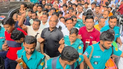 আদালত চত্বরে আসামিরা